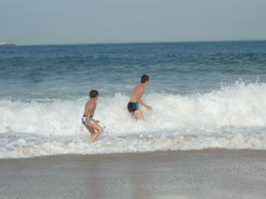 Stépane et Anton dans les vagues de Copacabana-1060484